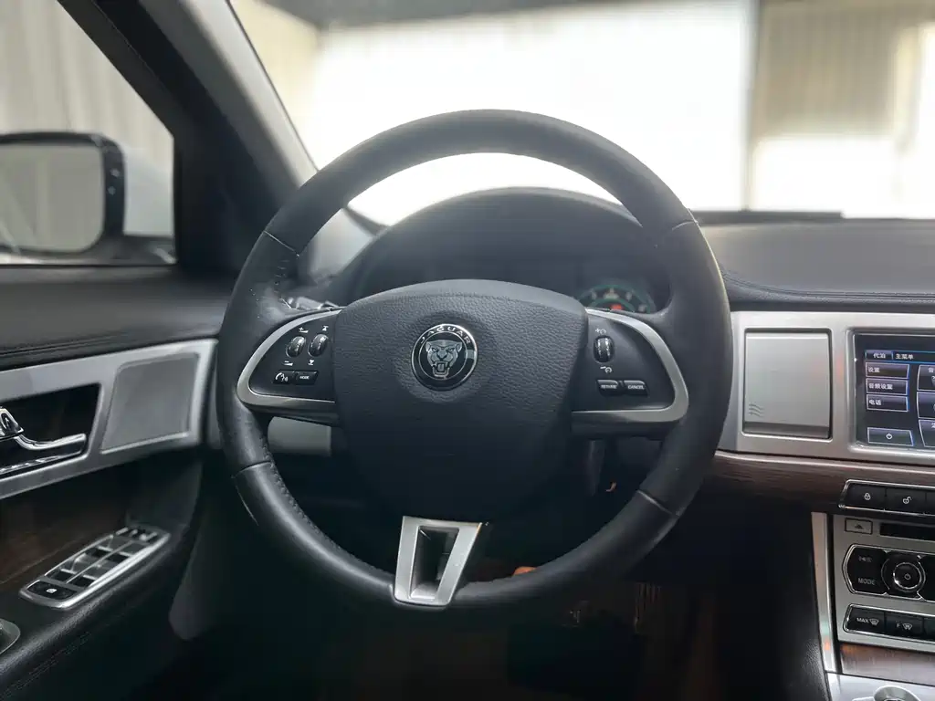 Jaguar XF — миниатюра 12