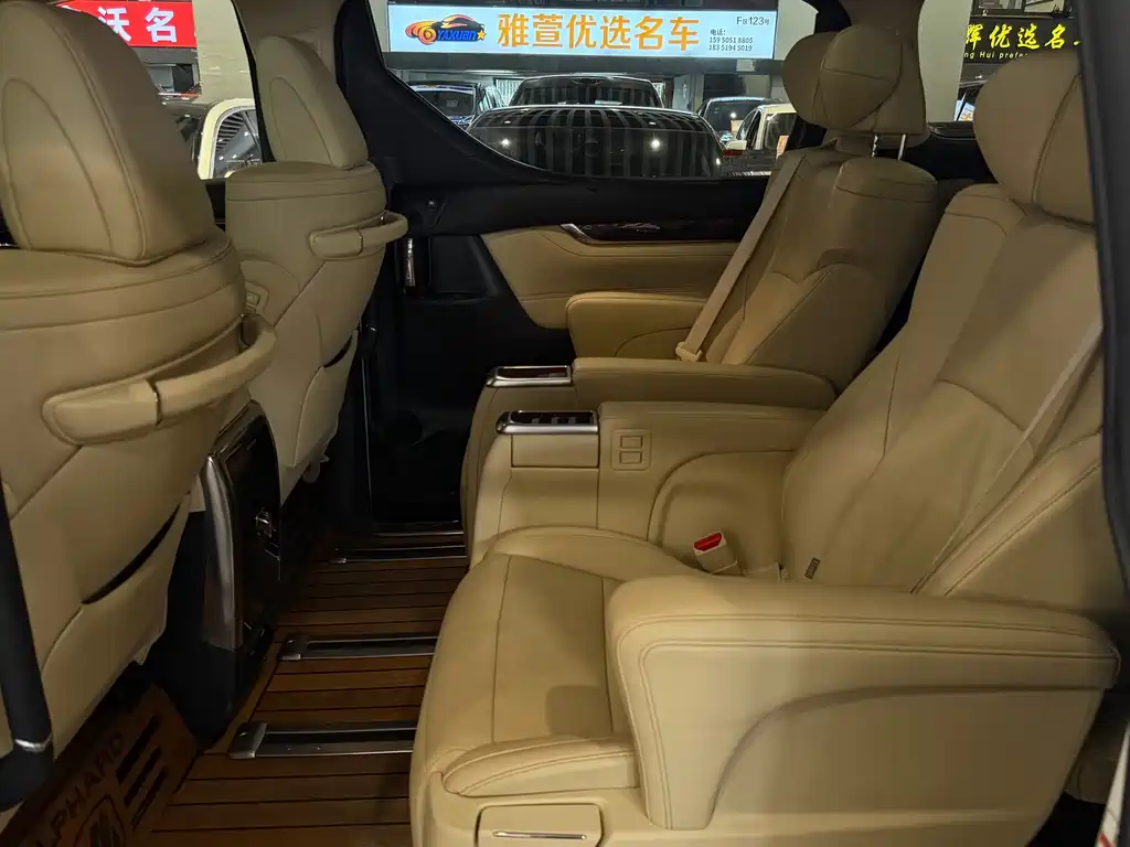 Toyota Alphard — миниатюра 12