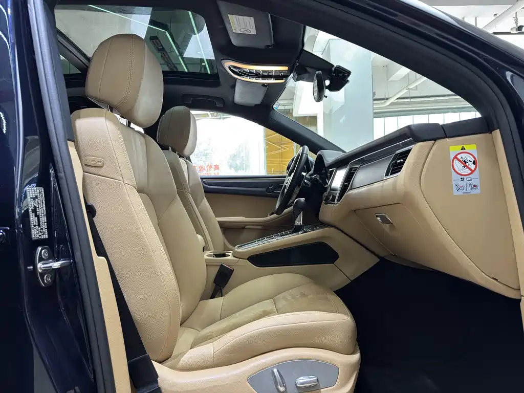 PORSCHE MACAN