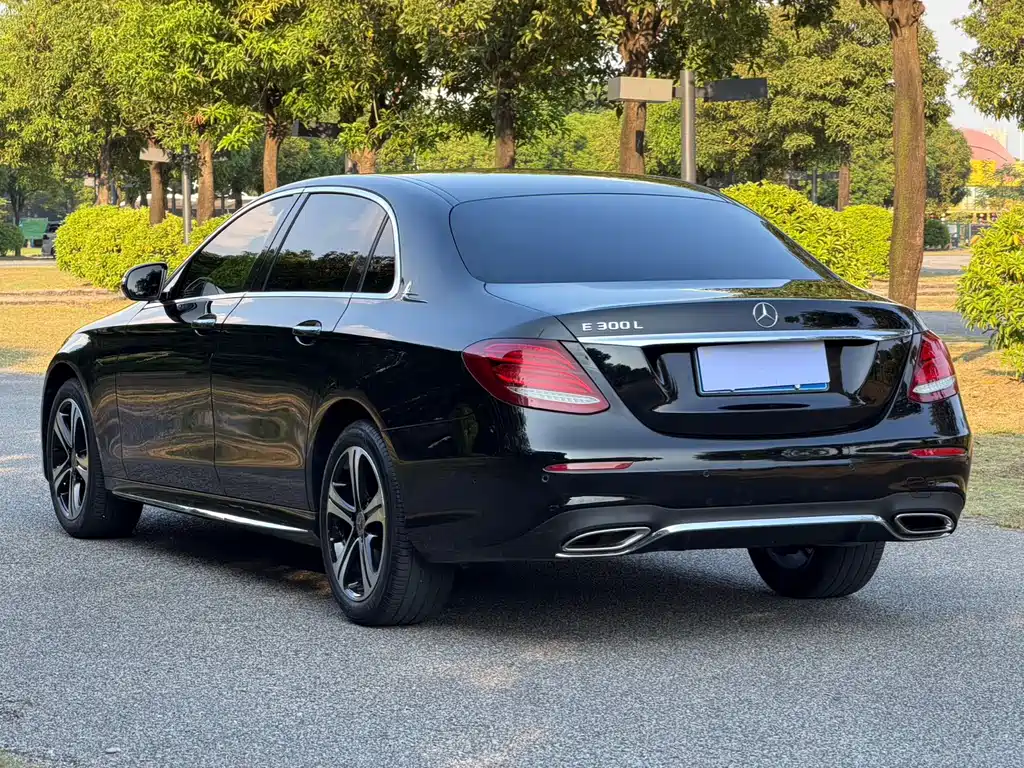 Mercedes-Benz E-Class — миниатюра 7