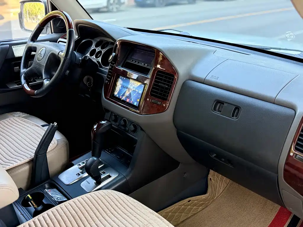 Mitsubishi Pajero — миниатюра 4