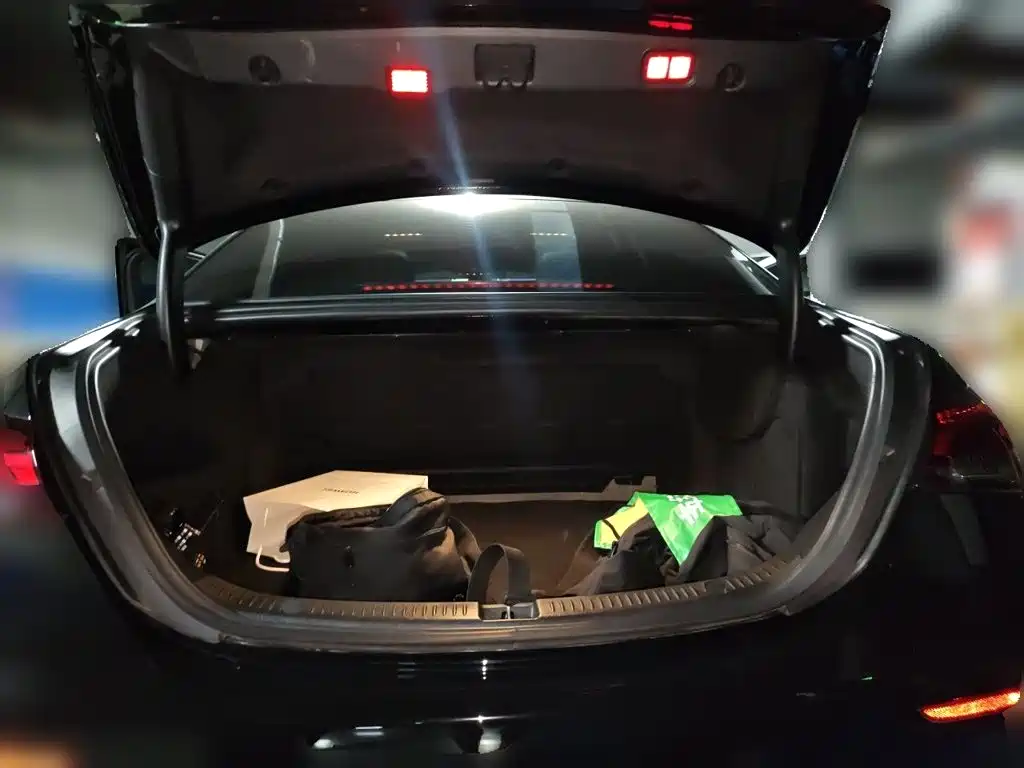 Mercedes-Benz E-Class — миниатюра 10