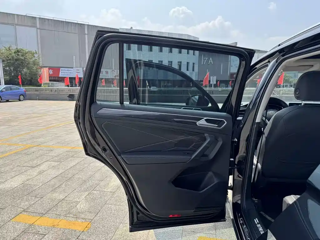 Volkswagen Tiguan L — миниатюра 14