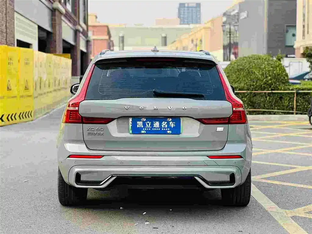 Volvo XC60 PHEV — миниатюра 5