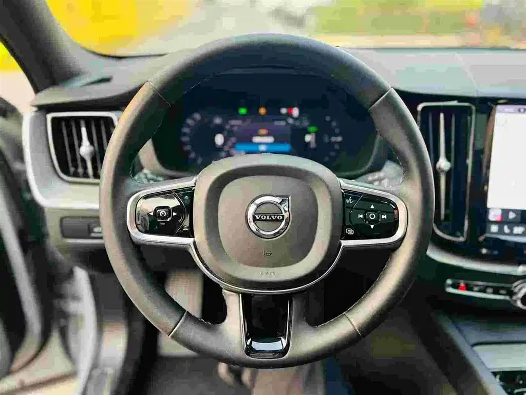 Volvo XC60 PHEV — миниатюра 17