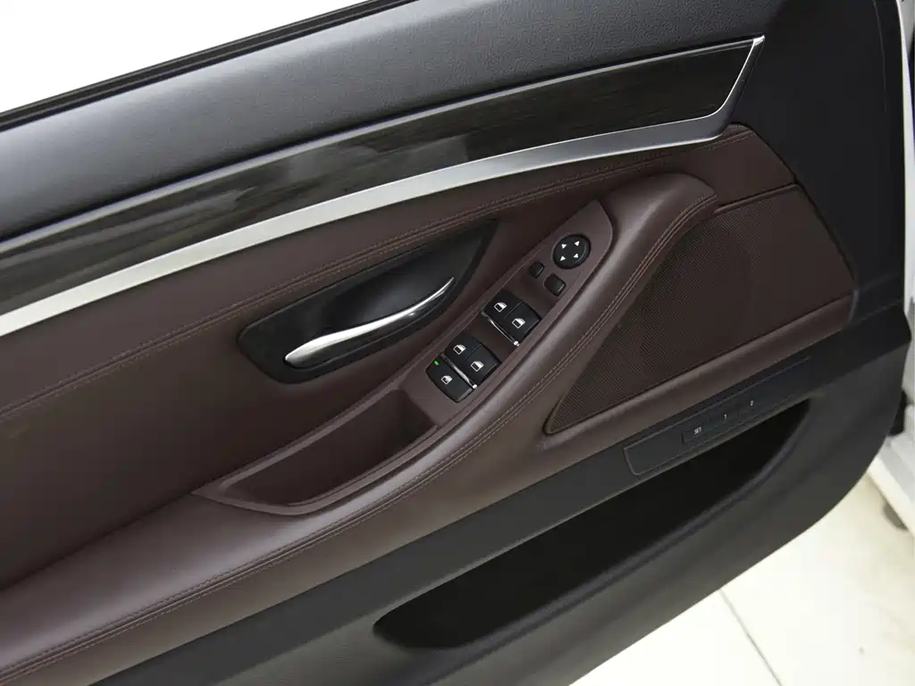BMW 5 Series — миниатюра 11