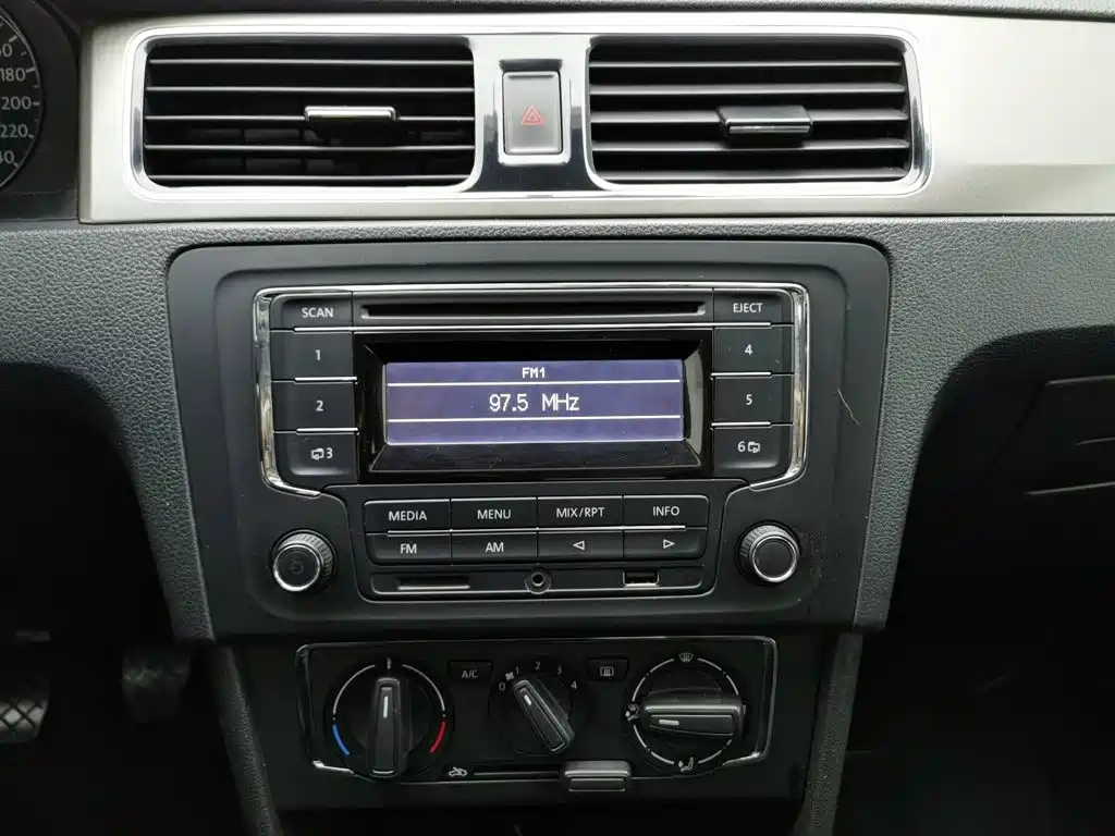 Volkswagen Santana — миниатюра 12
