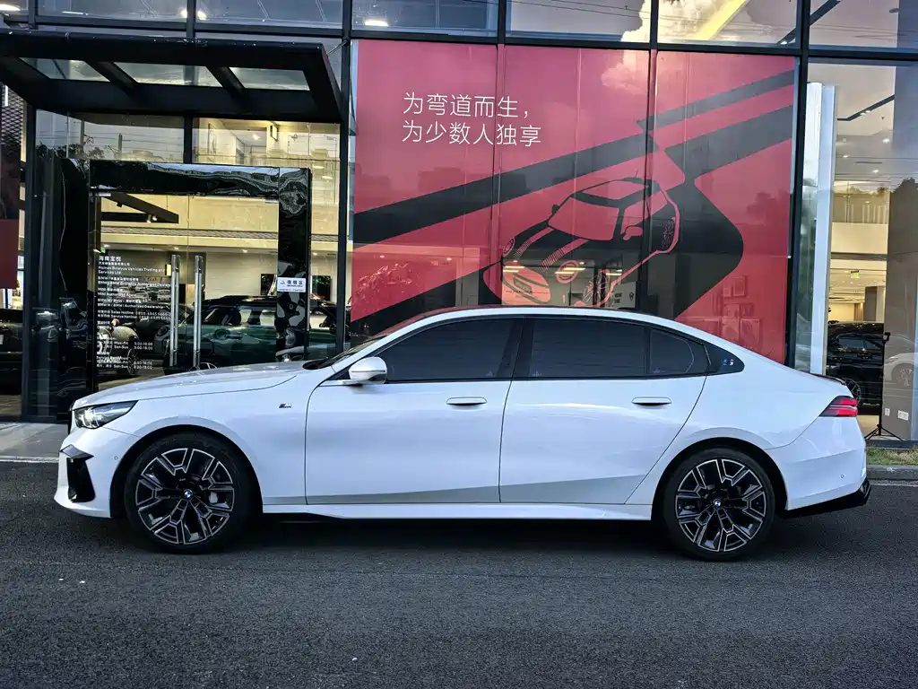 BMW 5 Series — миниатюра 4
