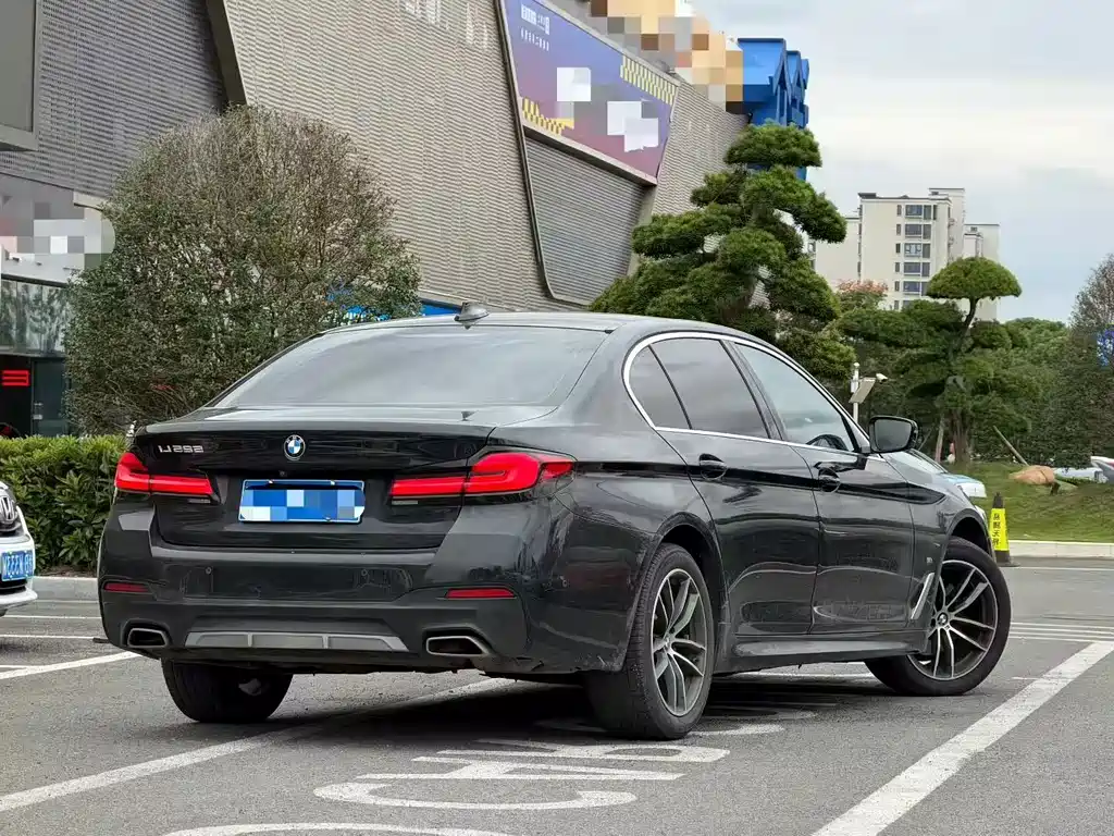 BMW 5 Series — миниатюра 7