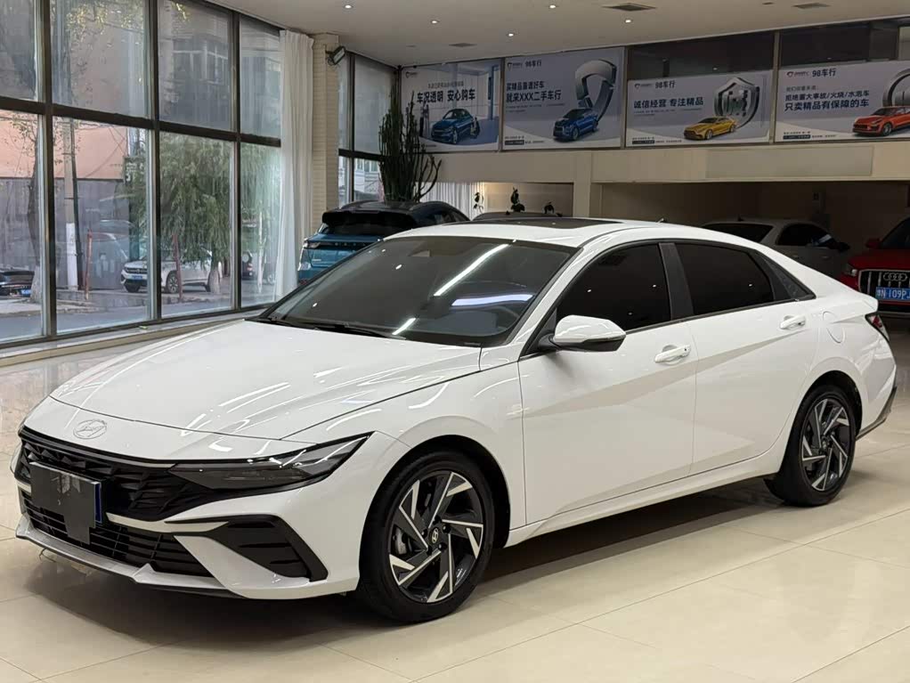 Hyundai Elantra 1.5 л 2023 г. Белый, пробег 18000 км