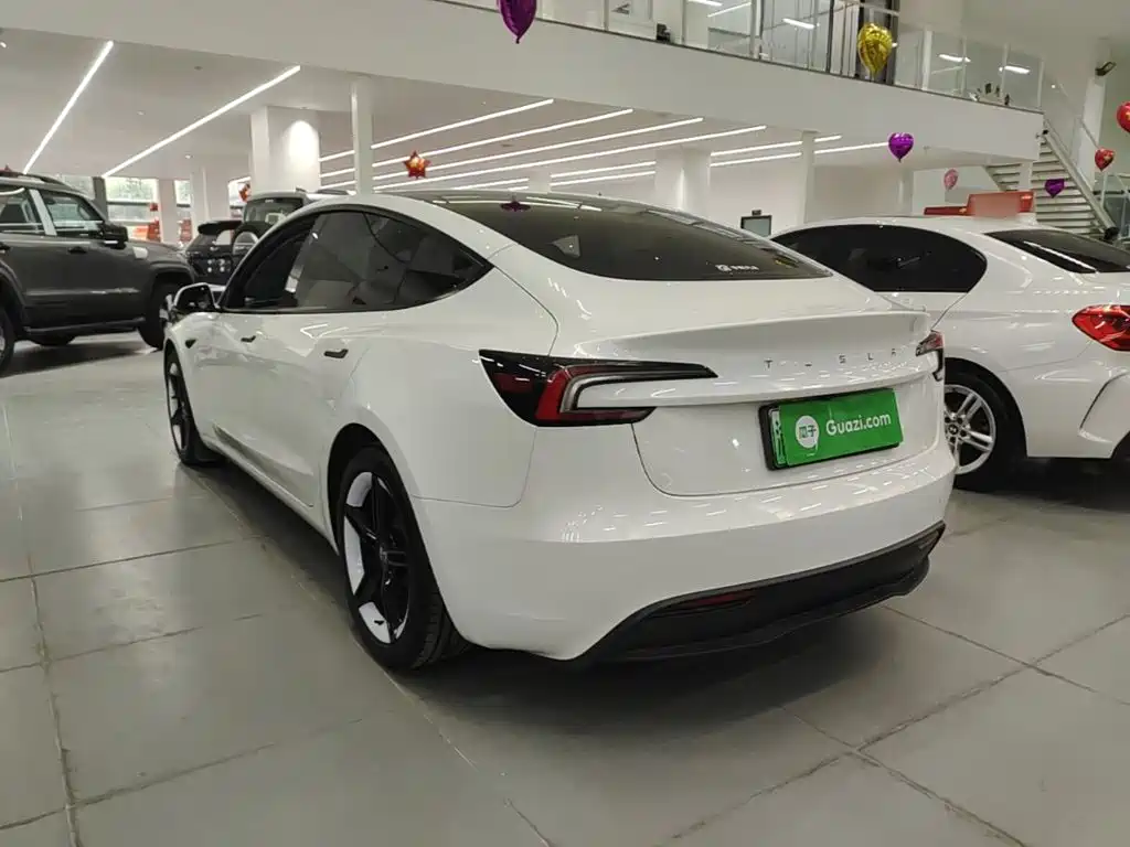 Tesla Model 3 — миниатюра 5