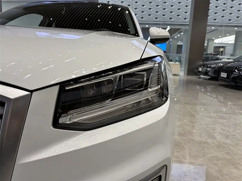 Audi Q2L e-tron - фото 12