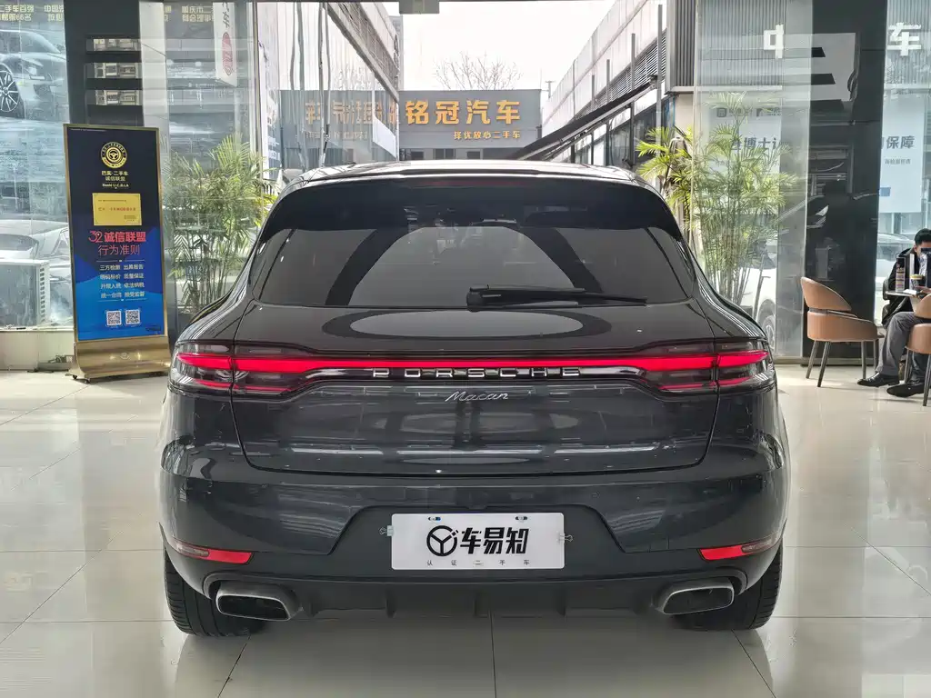 PORSCHE MACAN