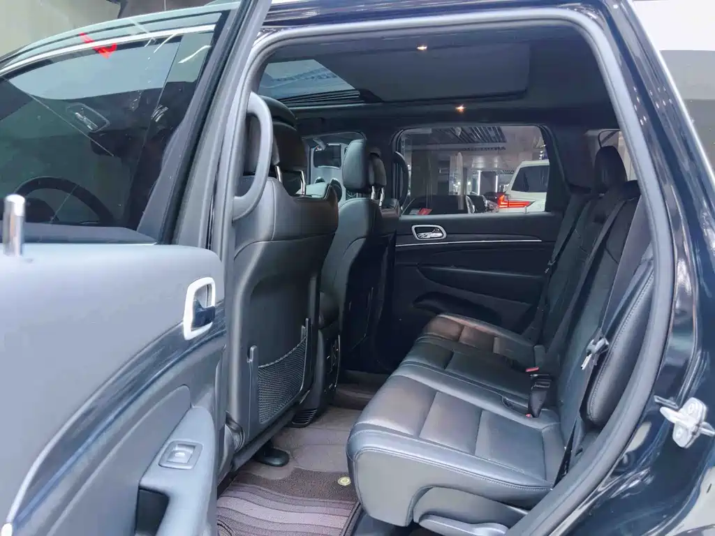 Jeep Grand Cherokee (Import) — миниатюра 5