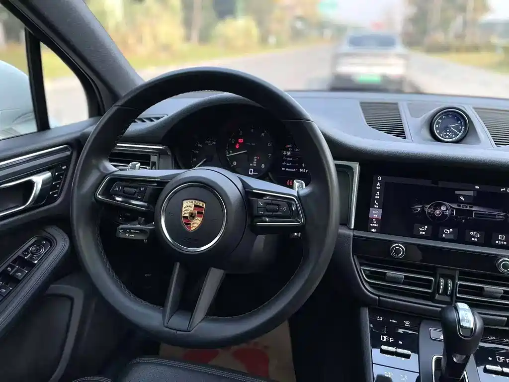 PORSCHE MACAN