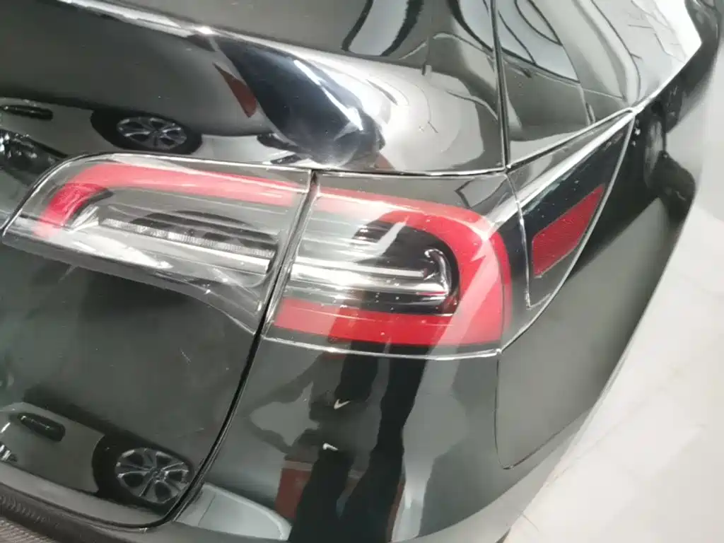 Tesla Model Y — миниатюра 8