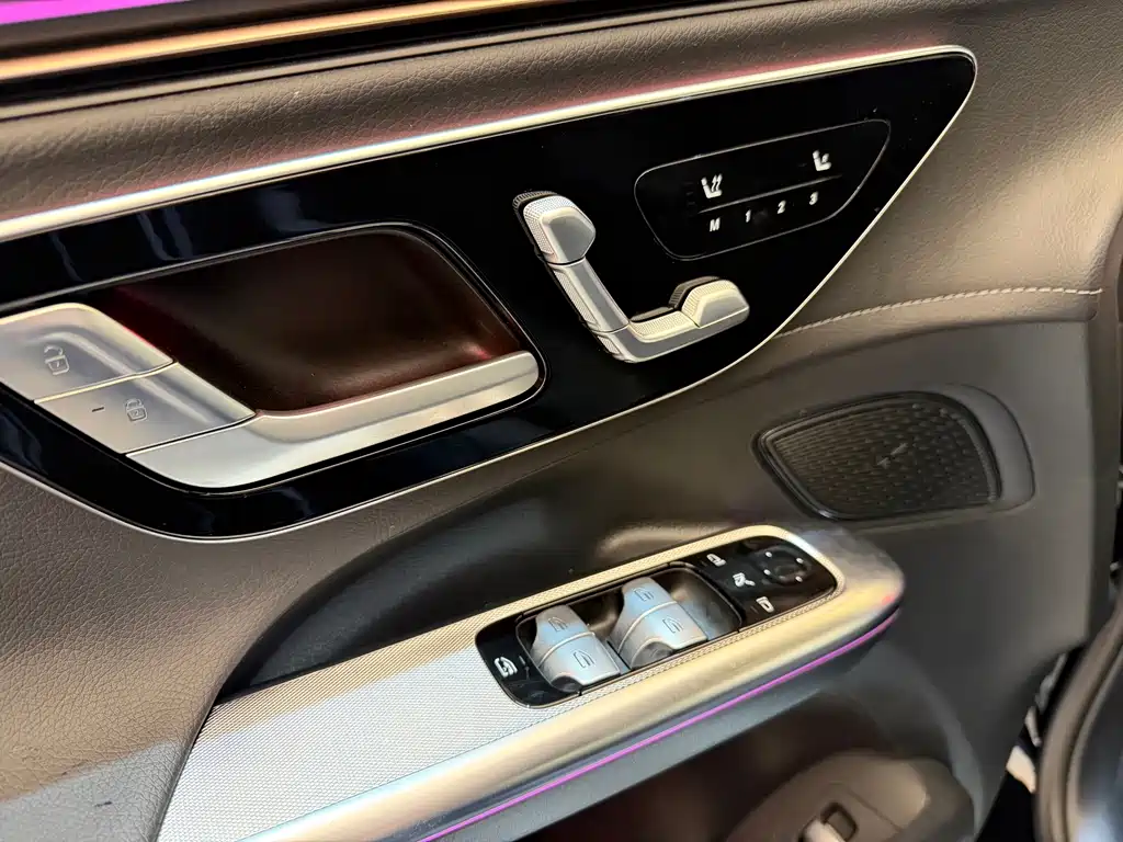 Mercedes-Benz EQE SUV — миниатюра 10