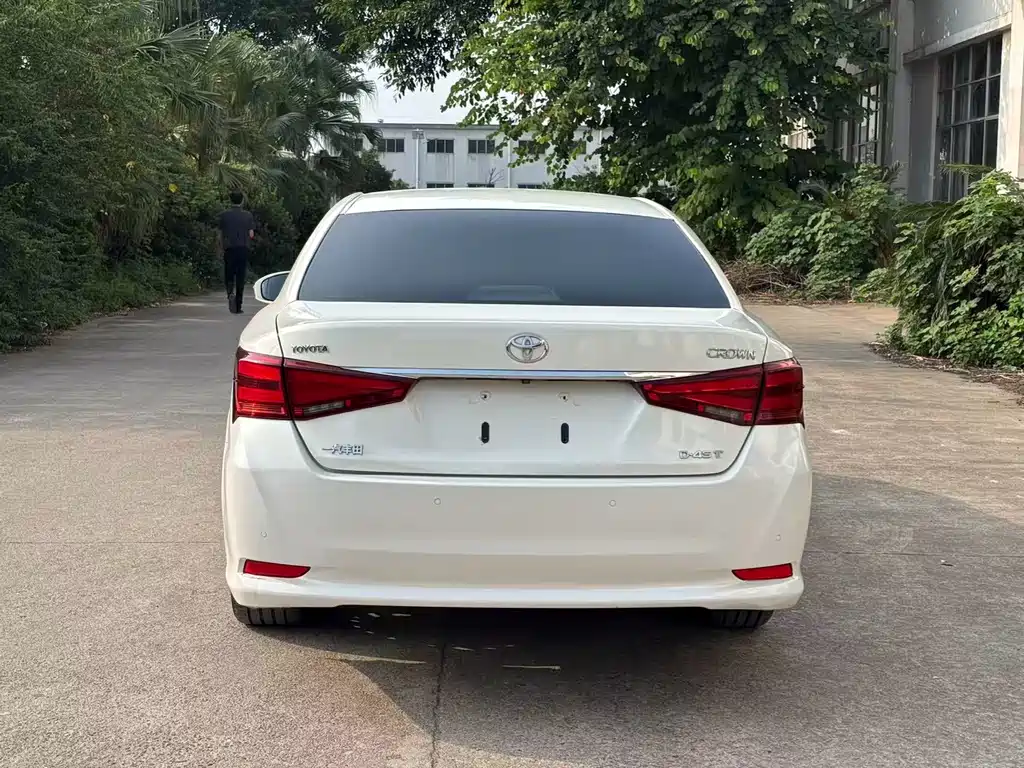 Toyota Crown — миниатюра 5