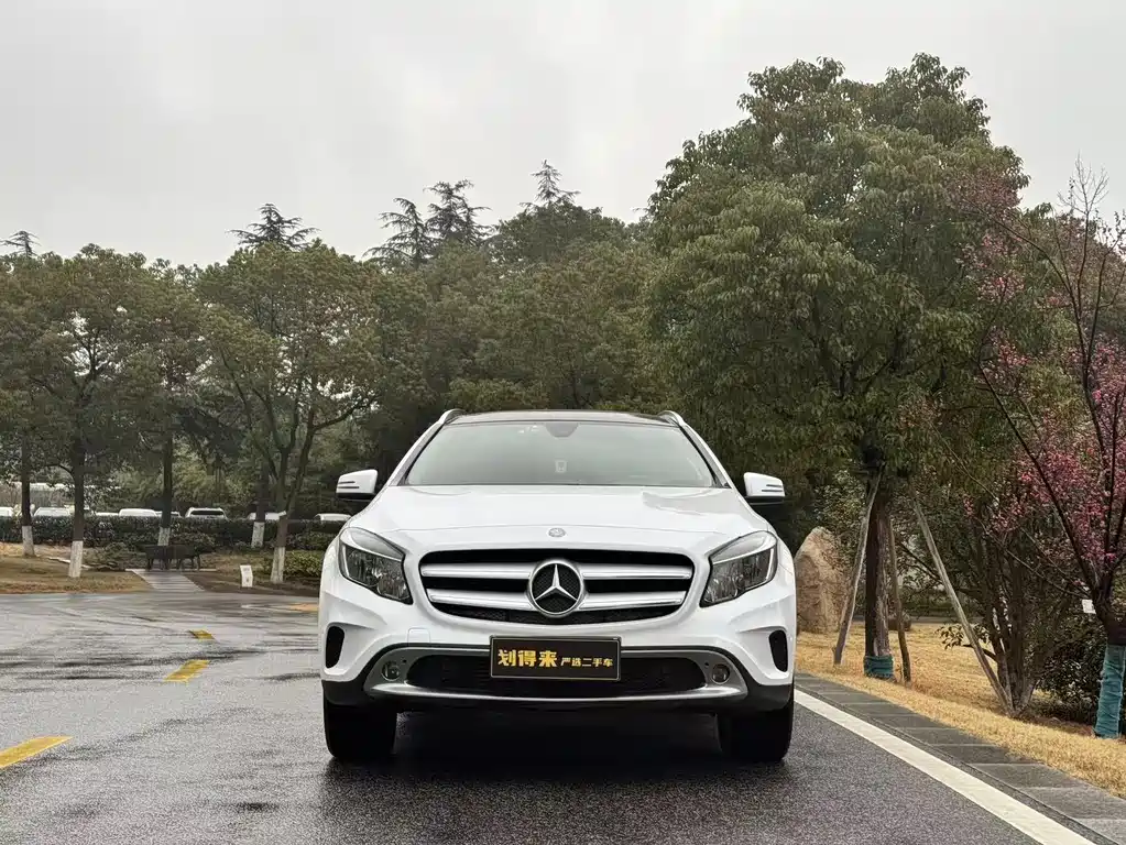 MERCEDES-BENZ GLA