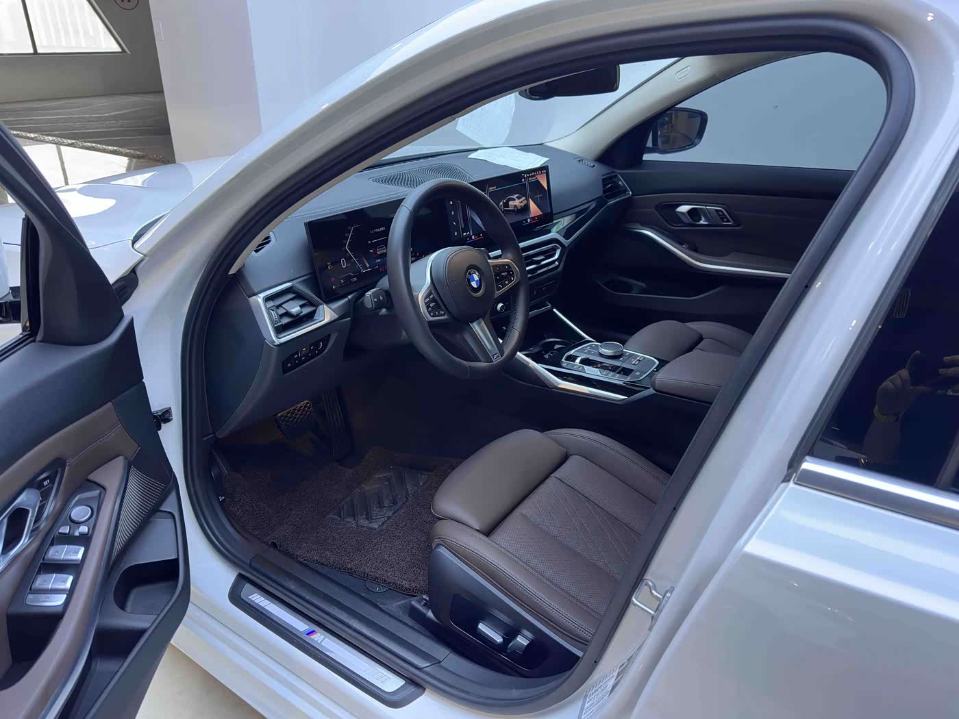 BMW 3 Series 2.0 л 2023 г. Белый, пробег 33000 км