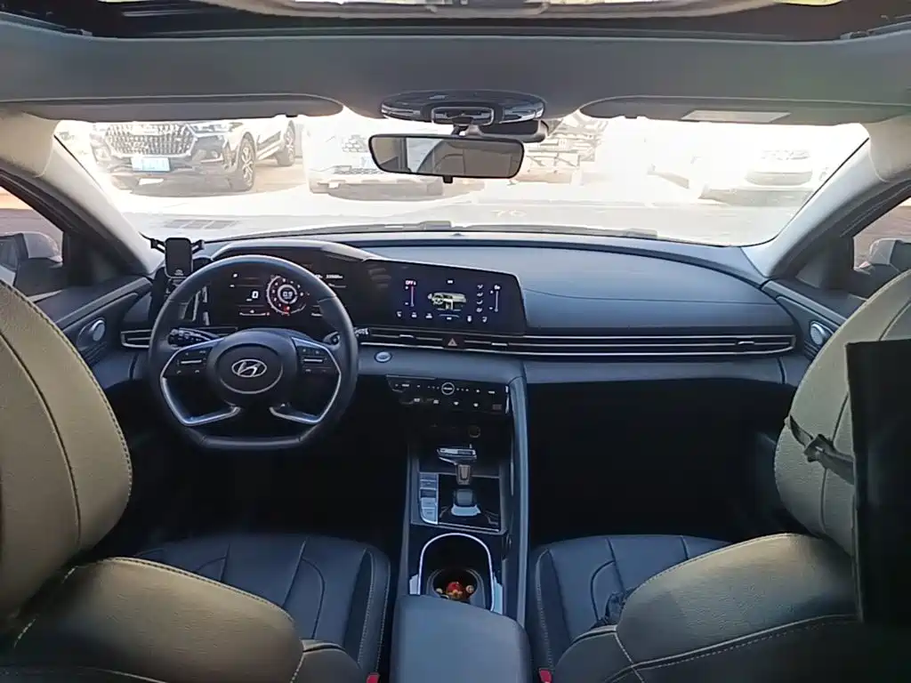 Hyundai Elantra — миниатюра 10