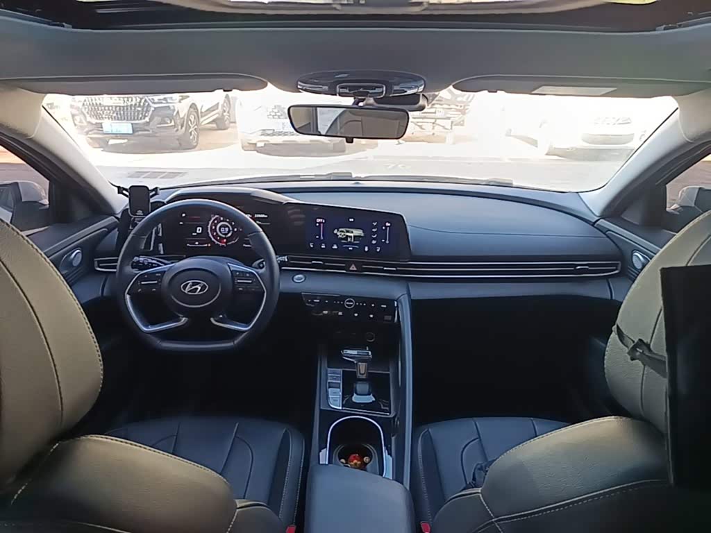 Hyundai Elantra 1.5 л 2022 г. Белый, пробег 33900 км