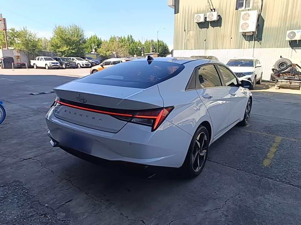 Hyundai Elantra 1.5 л 2022 г. Белый, пробег 33900 км