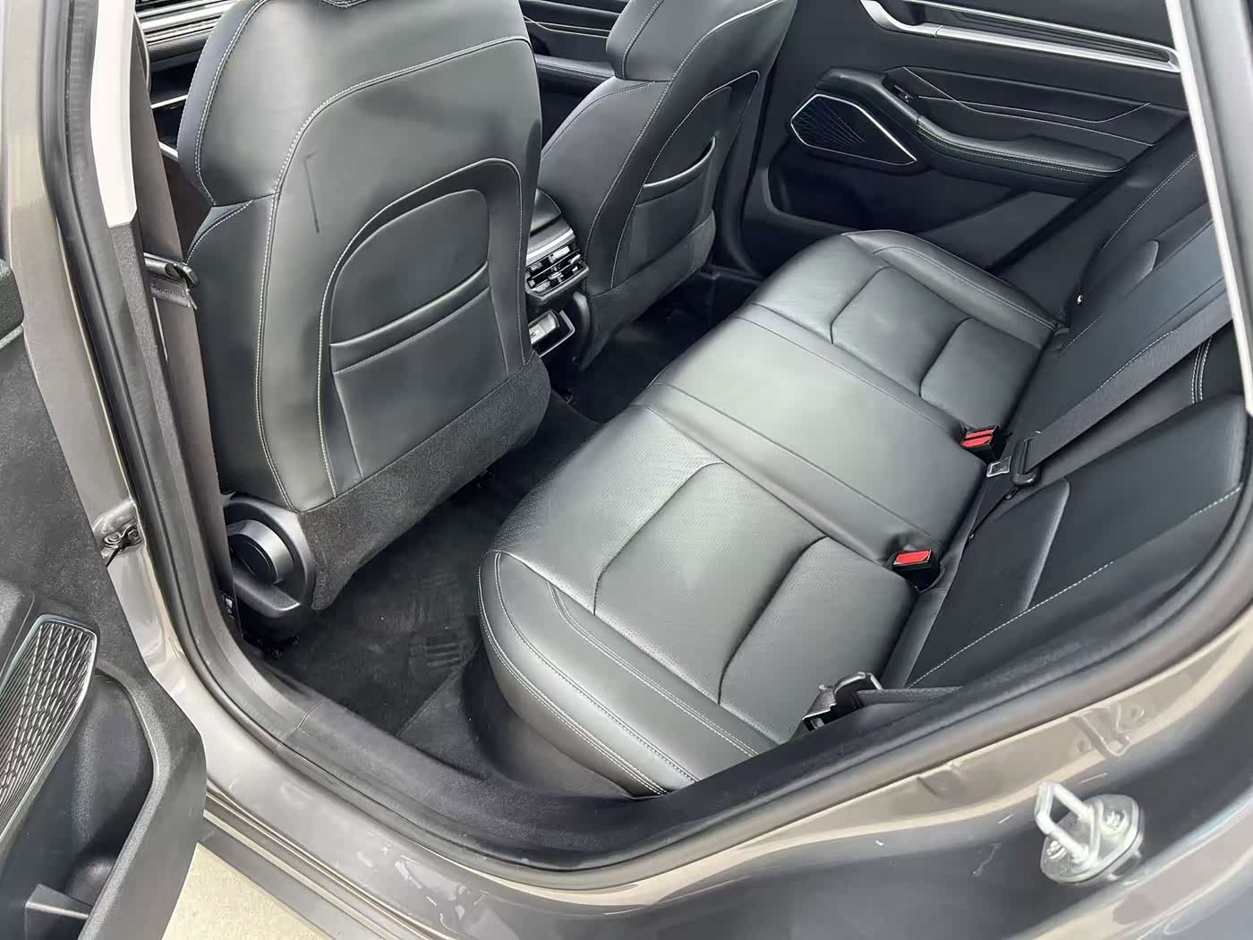 Geely Emgrand 1.5 л 2022 г. Серебристо-серый, пробег 23000 км