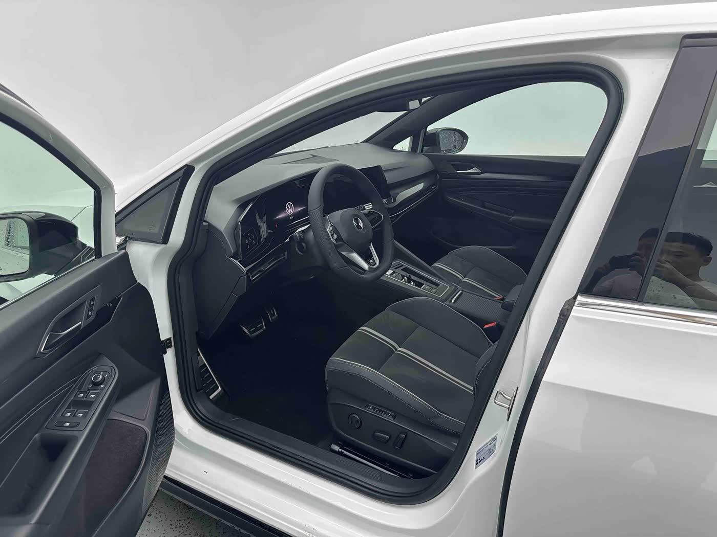 Volkswagen Golf 1.4 л 2022 г. Белый, пробег 11000 км