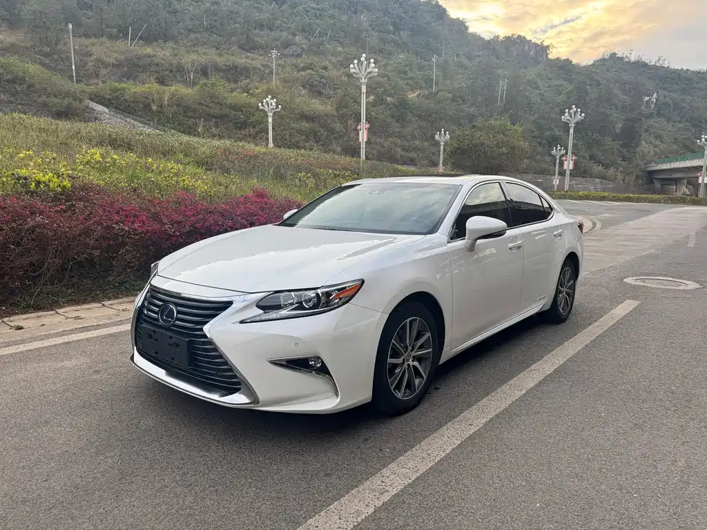 LEXUS ES