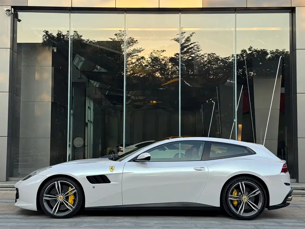 Ferrari GTC4Lusso 6.3L V12, фото 3