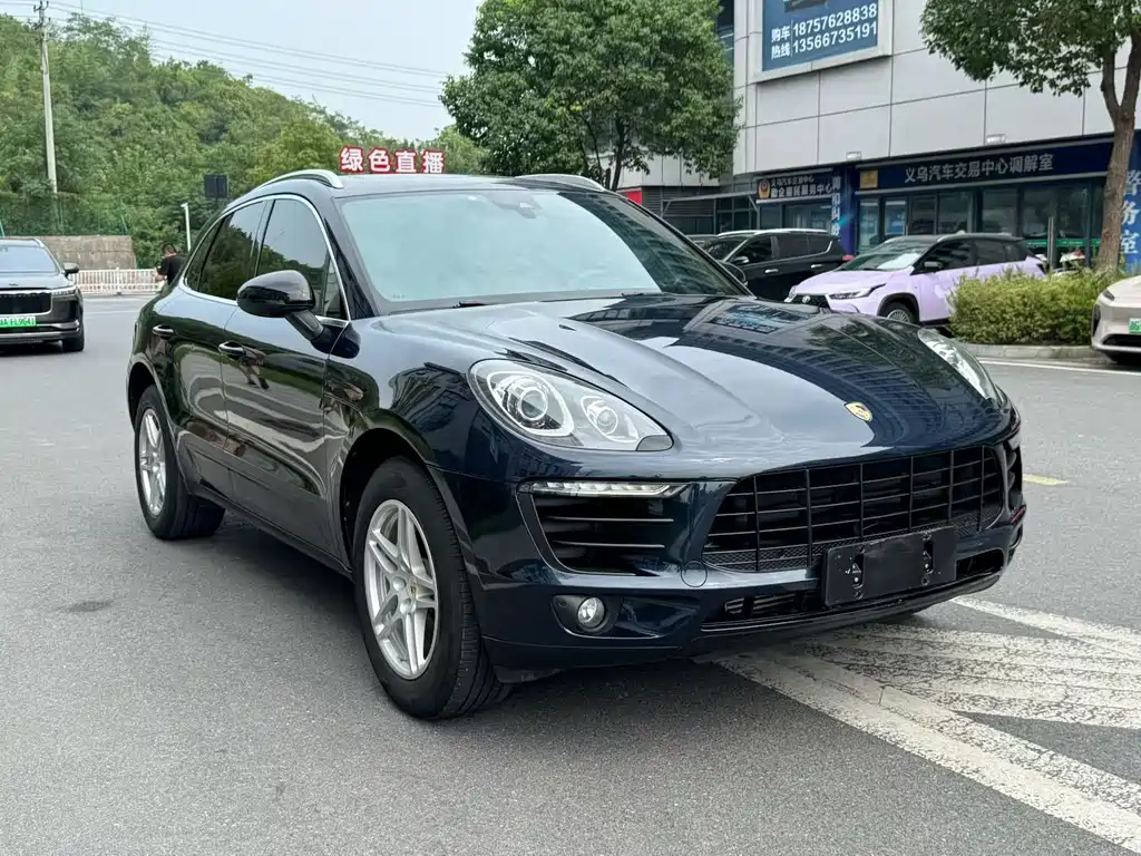 PORSCHE MACAN