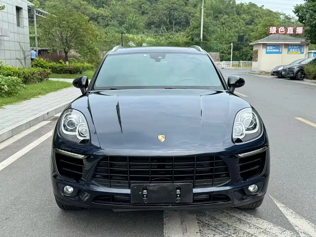 PORSCHE MACAN