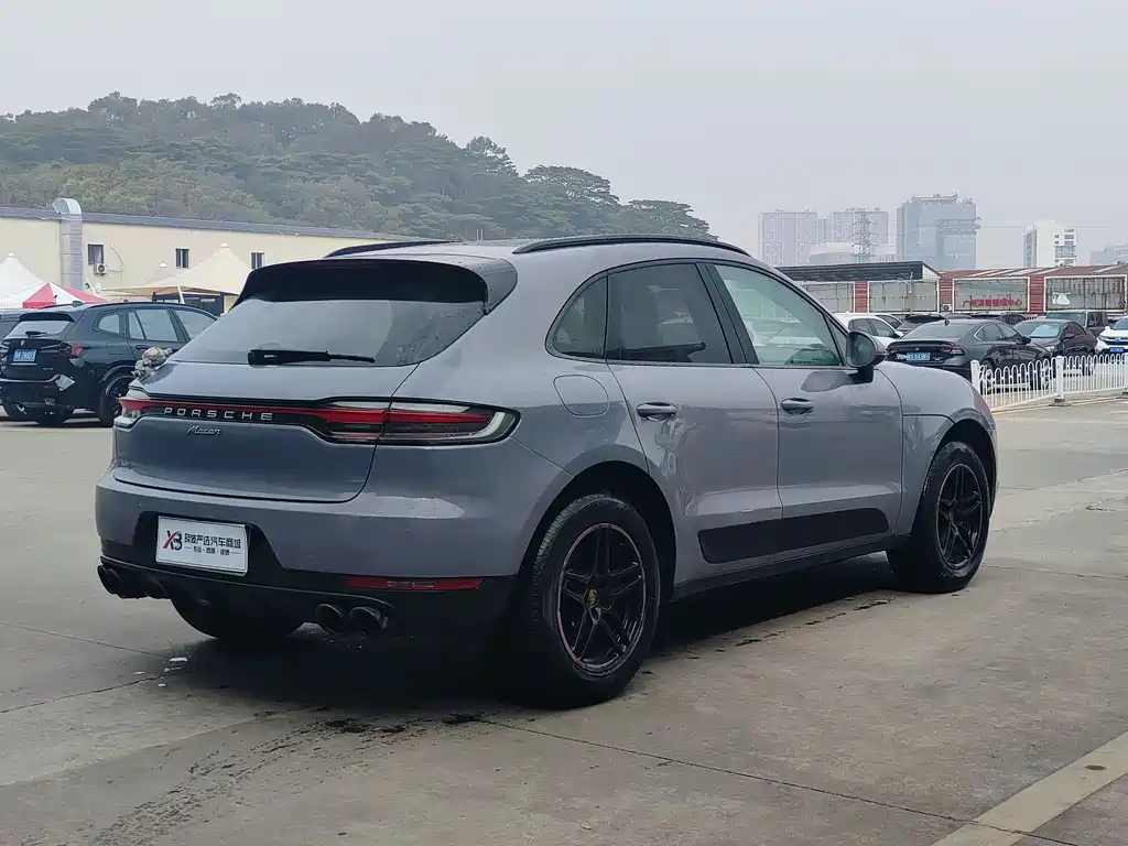 PORSCHE MACAN