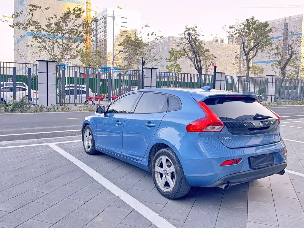 VOLVO V40