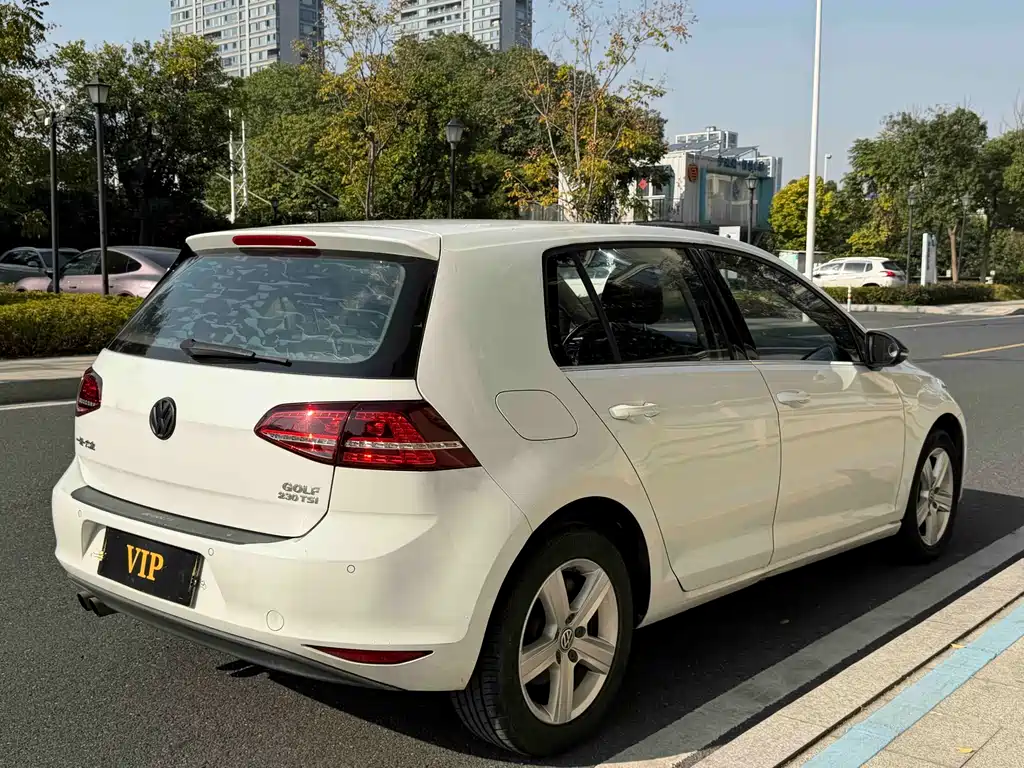 VOLKSWAGEN GOLF