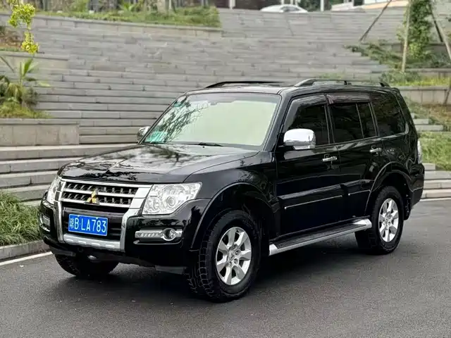 MITSUBISHI PAJERO 2017
