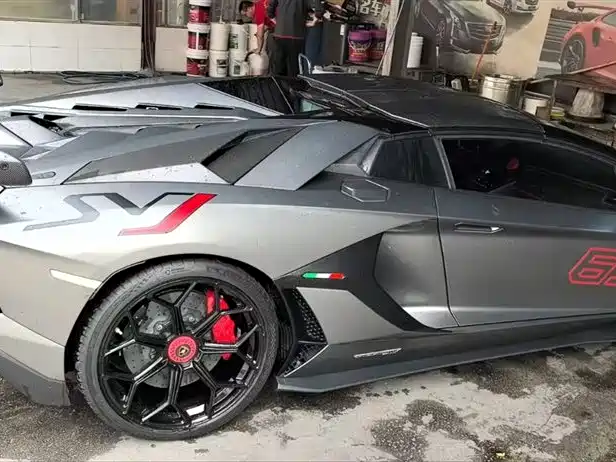 LAMBORGHINI AVENTADOR