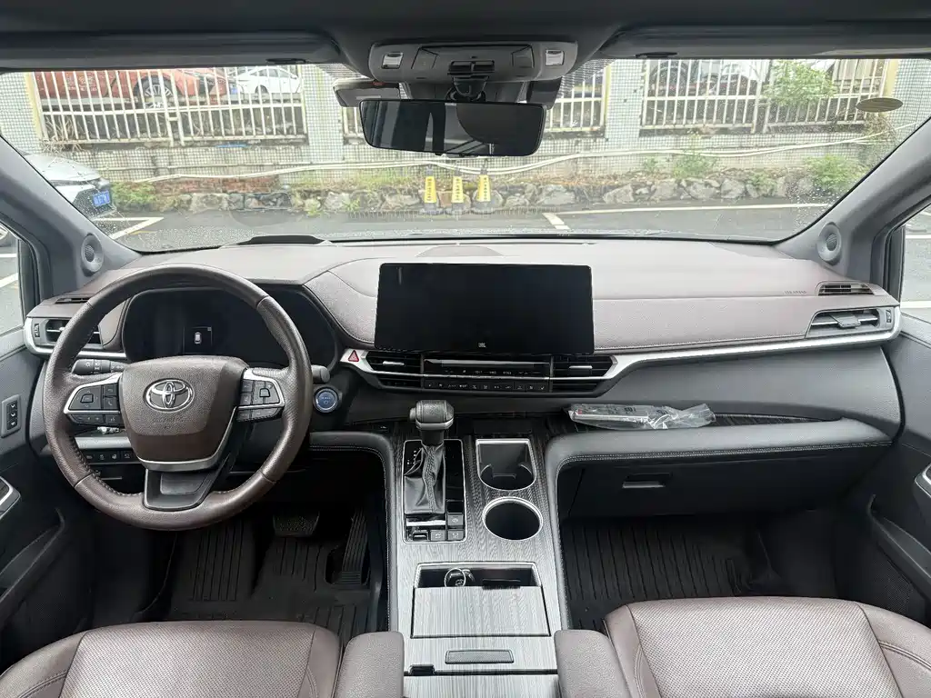 Toyota Sienna — миниатюра 12