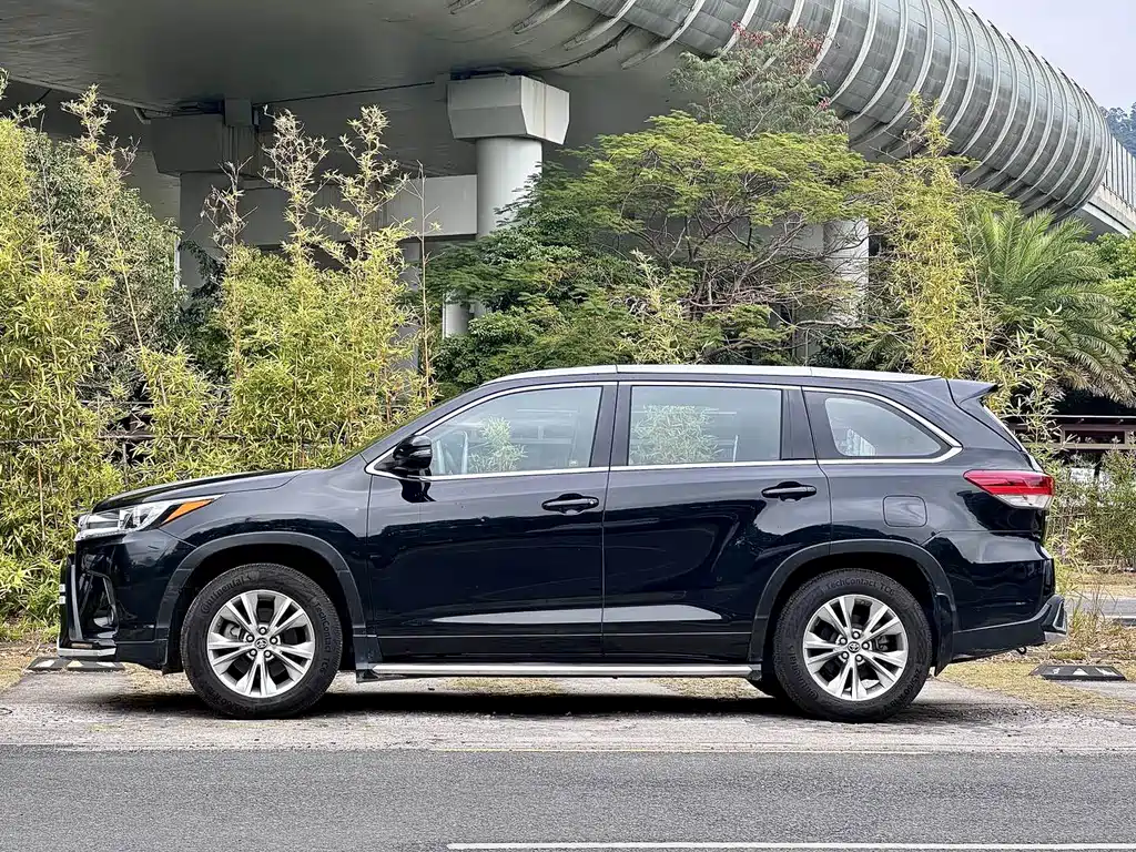 TOYOTA HIGHLANDER