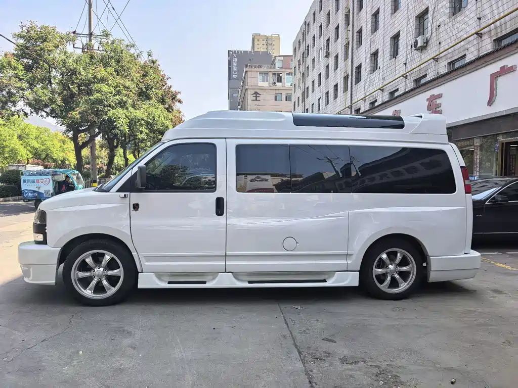 GMC Savana — миниатюра 17