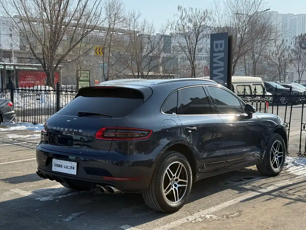 PORSCHE MACAN