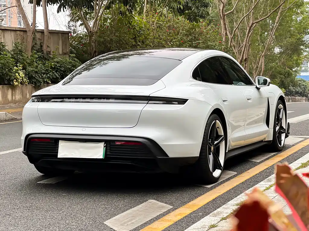 PORSCHE TAYCAN