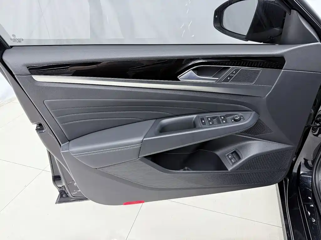 Volkswagen Passat PHEV — миниатюра 15