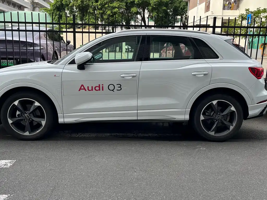AUDI Q3