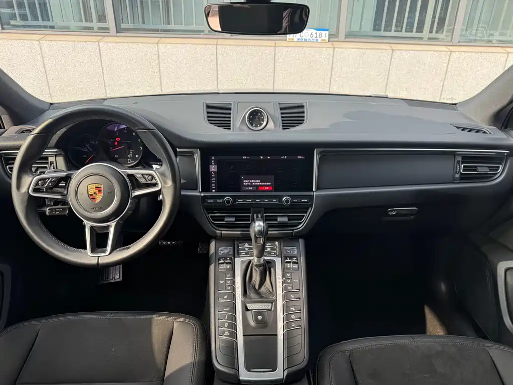 PORSCHE MACAN