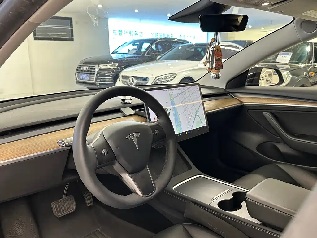 Tesla Model 3 — миниатюра 10