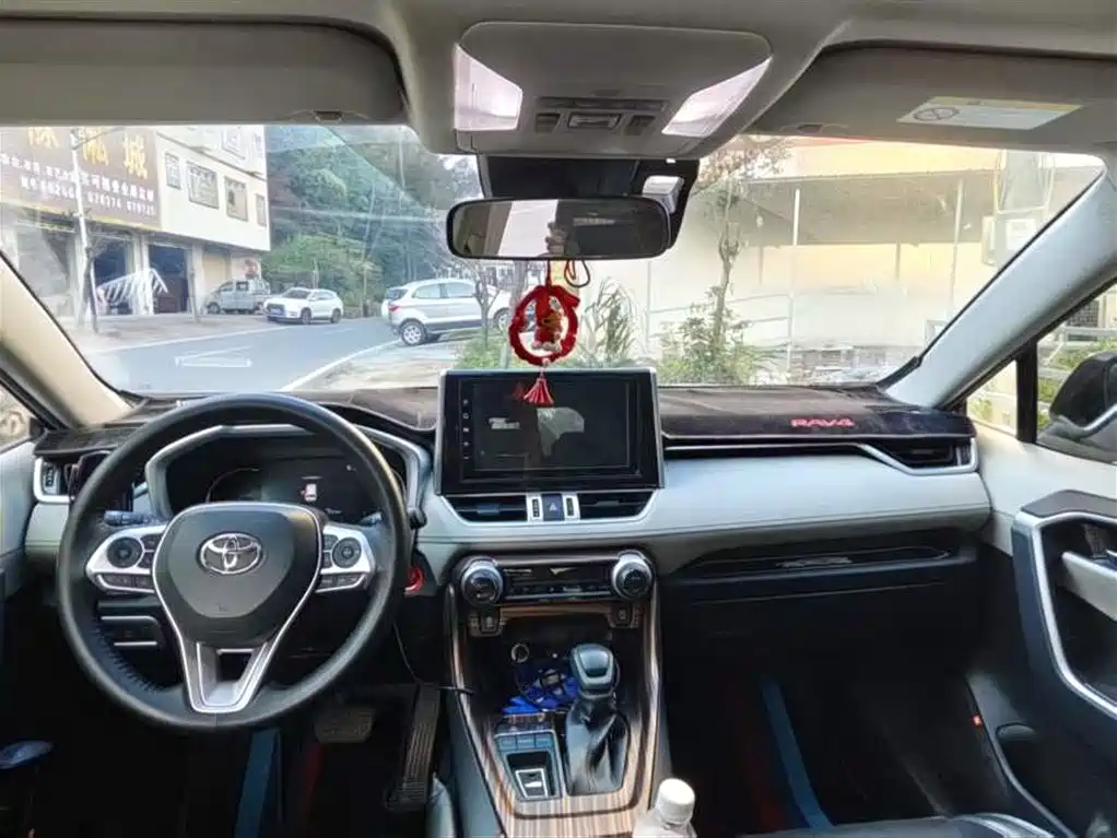 Toyota RAV4 — миниатюра 7