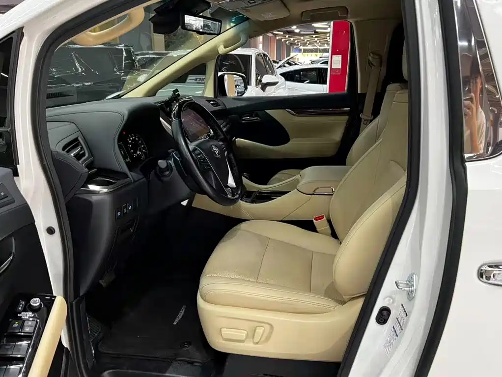 Toyota Alphard — миниатюра 8