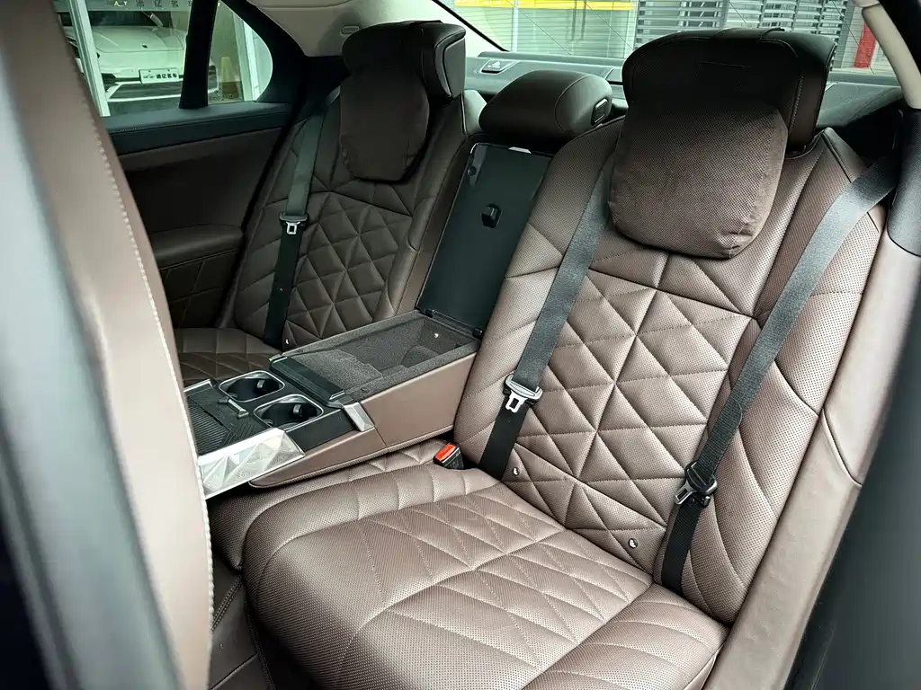 BMW 7 Series — миниатюра 16